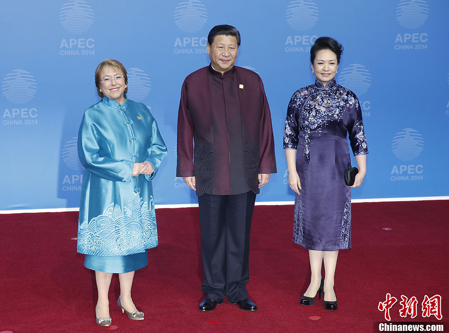 圖為習(xí)近平夫婦歡迎智利總統(tǒng)巴切萊特。中新社發(fā) 杜洋 攝