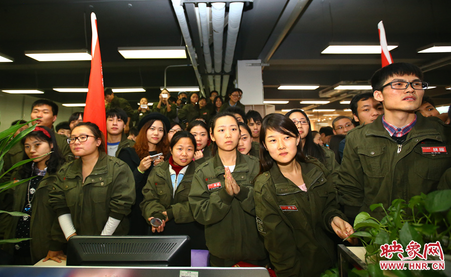 很多員工注視著屏幕上不斷攀升的銷售額，期望能創(chuàng)下新高