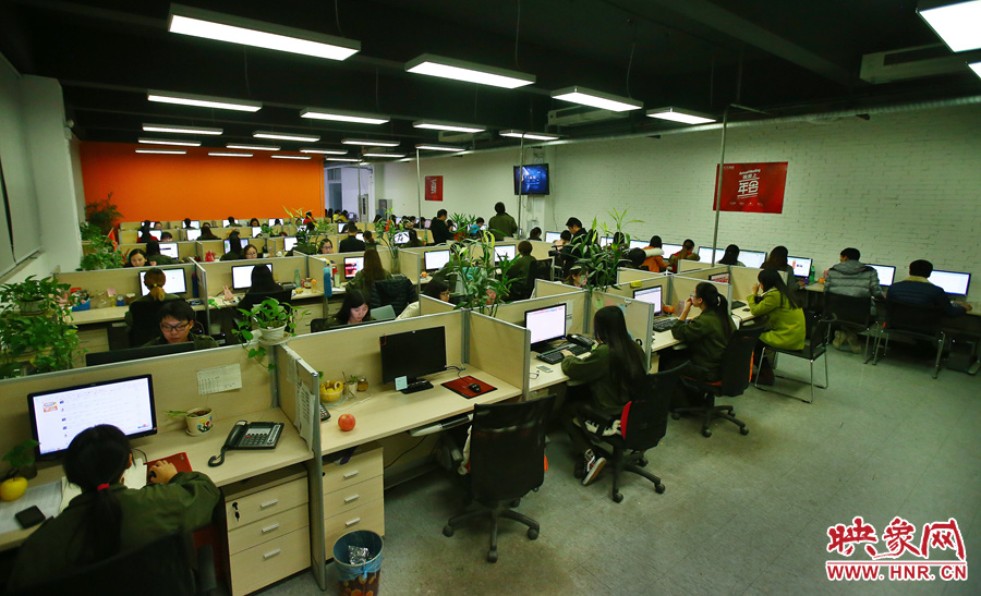 客服大廳內(nèi)，每天電腦前都坐著忙碌的客服人員