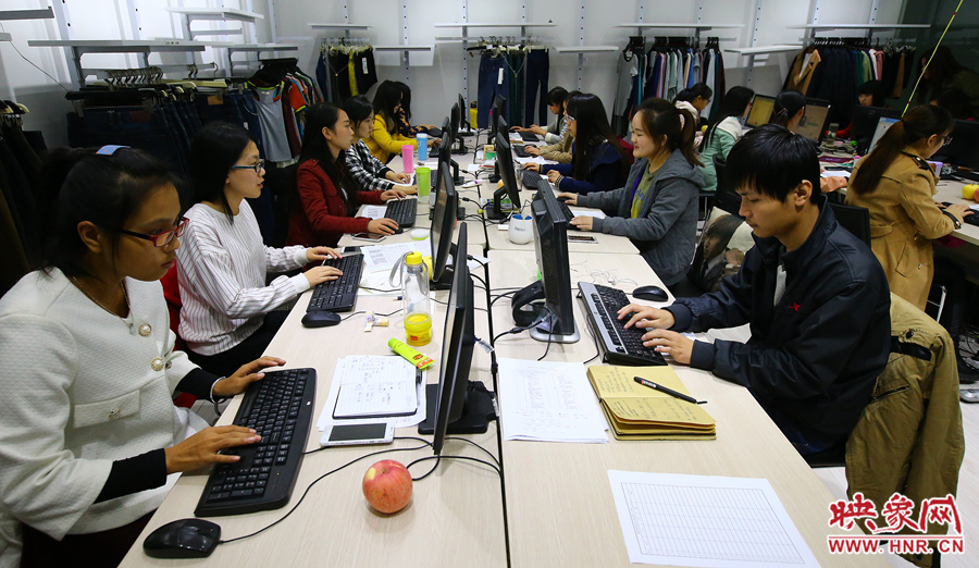 深夜中，忙碌的客服