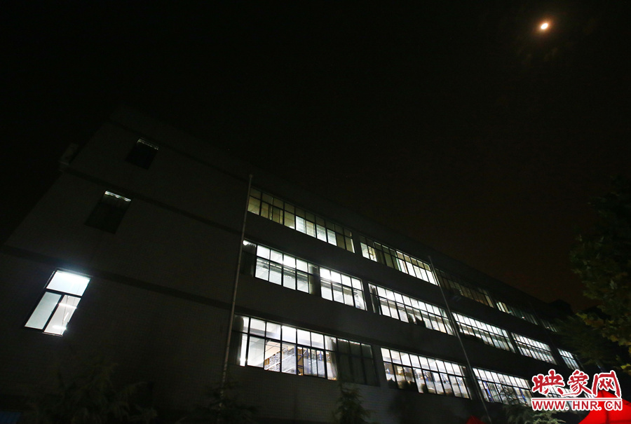 夜已深，燈火通明的大廳內(nèi)卻熱火朝天