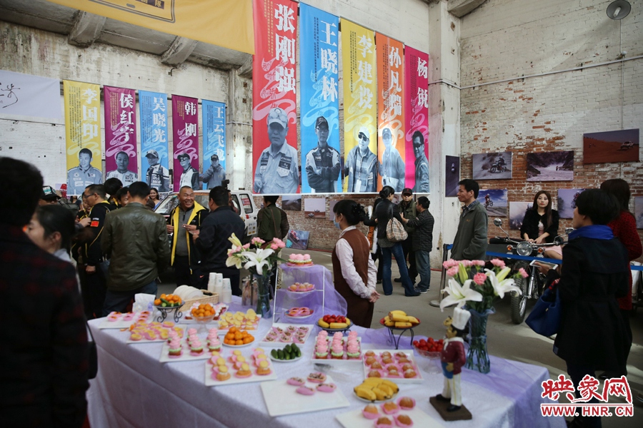 影展現(xiàn)場(chǎng)介紹河南籍賽車的手條幅掛滿展室。