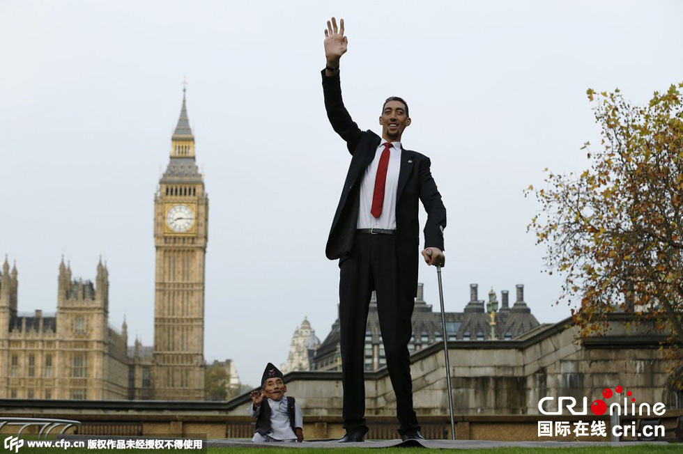 當(dāng)?shù)貢r(shí)間2014年11月13日，英國(guó)倫敦，世界上最矮的男子錢德拉·巴哈杜爾·唐吉與世界上最高的男子蘇