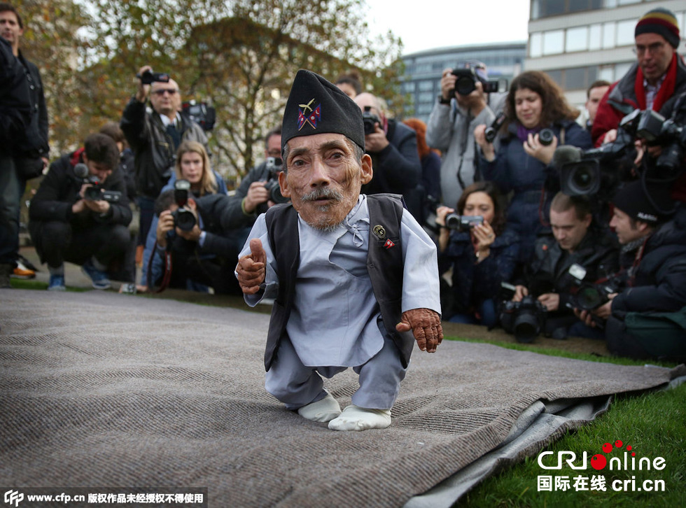 當(dāng)?shù)貢r(shí)間2014年11月13日，英國(guó)倫敦，世界上最矮的男子錢德拉·巴哈杜爾·唐吉與世界上最高的男子蘇