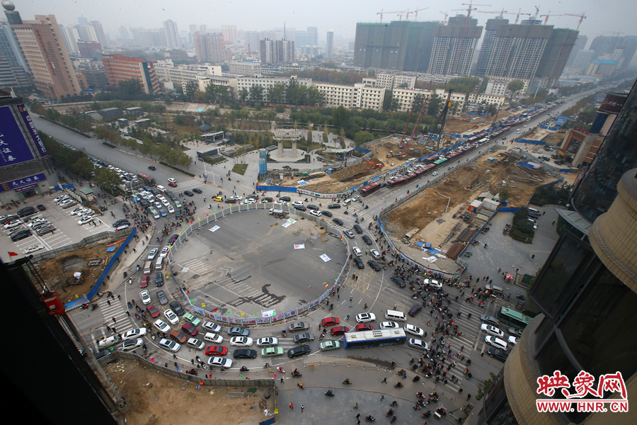 金水路未來路交叉口的圍擋，給原本擁堵的交通增加了更大的壓力