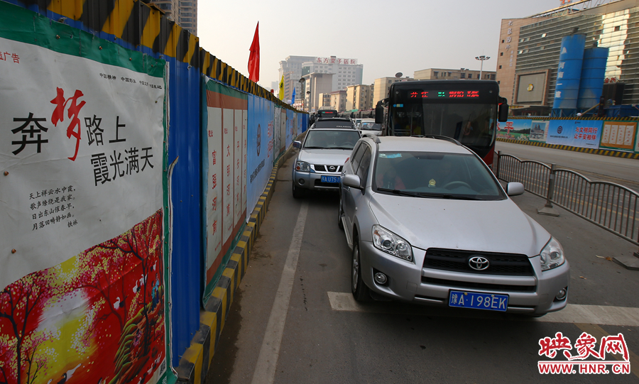 每條路的路口都?jí)嚎s成雙車道，大大減緩了汽車通行速度