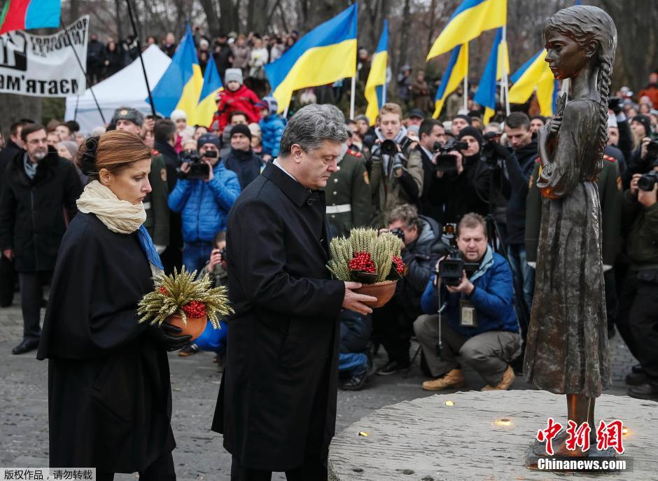 當(dāng)?shù)貢r間2014年11月22日，烏克蘭基輔，民眾舉行儀式紀(jì)念1932-1933烏克蘭大饑荒81周年