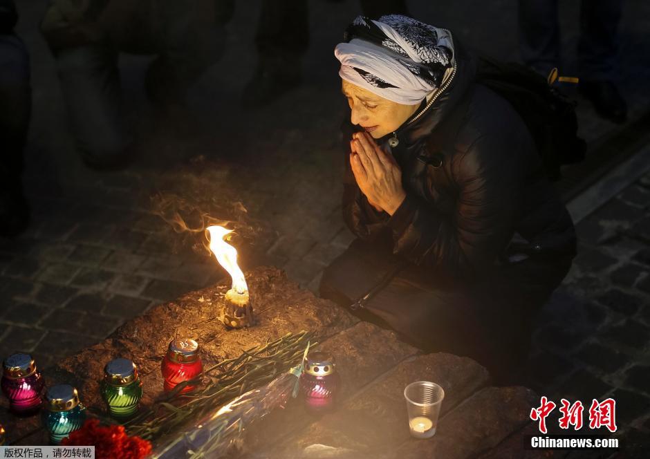 當(dāng)?shù)貢r間2014年11月22日，烏克蘭基輔，民眾舉行儀式紀(jì)念1932-1933烏克蘭大饑荒81周年