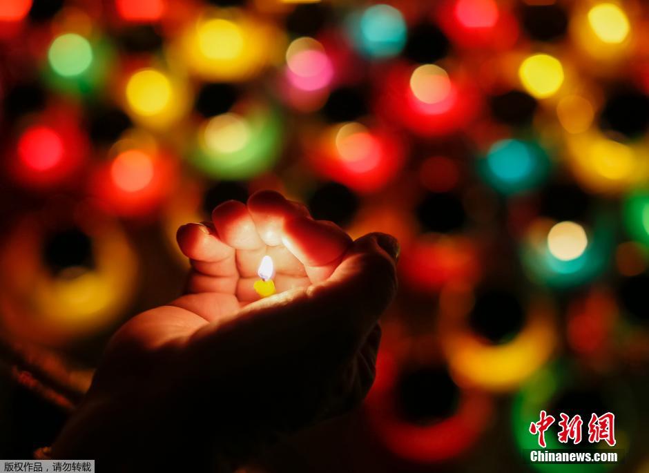 當(dāng)?shù)貢r間2014年11月22日，烏克蘭基輔，民眾舉行儀式紀(jì)念1932-1933烏克蘭大饑荒81周年