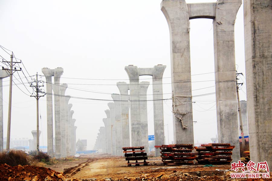 南北方向已架起數(shù)百根橋墩，一眼望不到邊際。