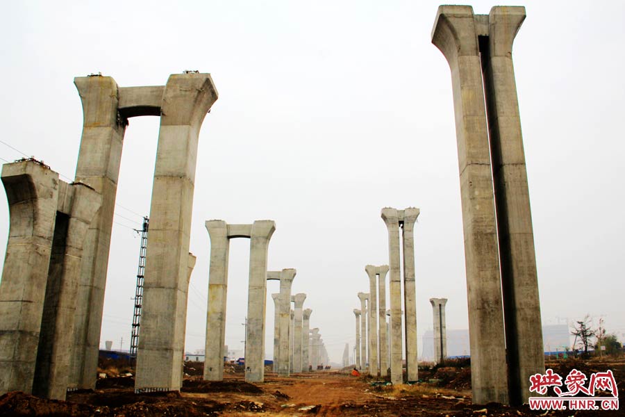 橋墩聳立，一片荒涼。