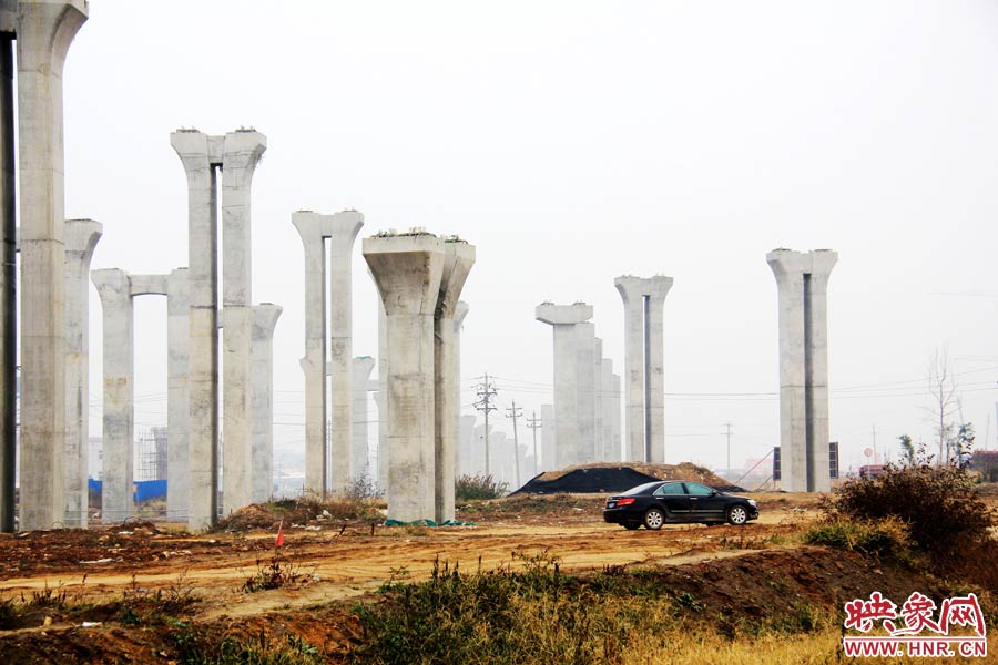 施工項(xiàng)目部偶爾會有車輛來往。