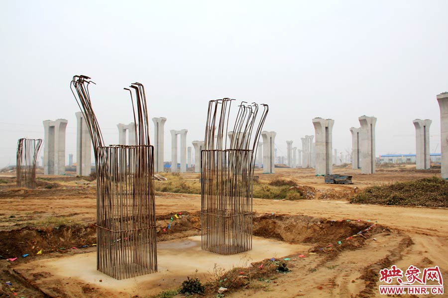 位于鄭州市南四環(huán)的京廣快速路南延工程已經(jīng)停工數(shù)月，現(xiàn)場幾百根橋墩已經(jīng)架起，場面甚是“震撼”。