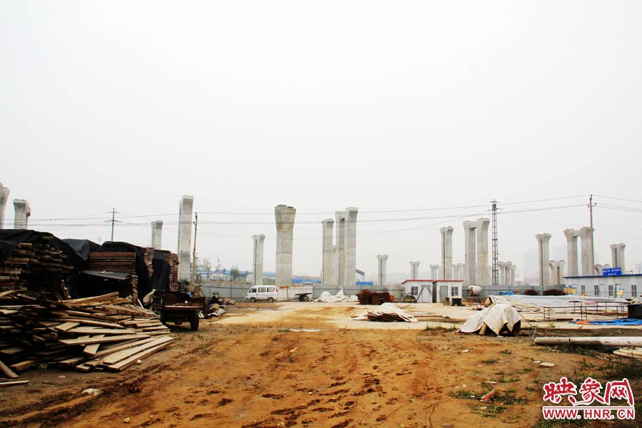 項(xiàng)目已經(jīng)停工數(shù)月，施工工地上很難見到工人，設(shè)備也很少。