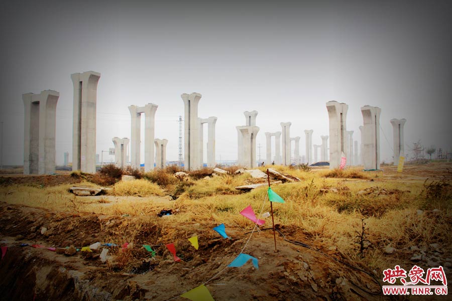 由于項(xiàng)目已經(jīng)停工數(shù)月，施工工地上很難見到工人，設(shè)備也很少，雜草叢生，顯得非?；臎?。