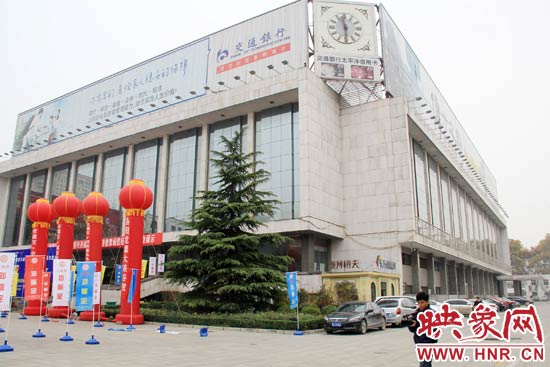 11月28日，記者從鄭州市政府獲悉，河南省人民會堂決定拆除違法存在10多年的巨型樓頂廣告。