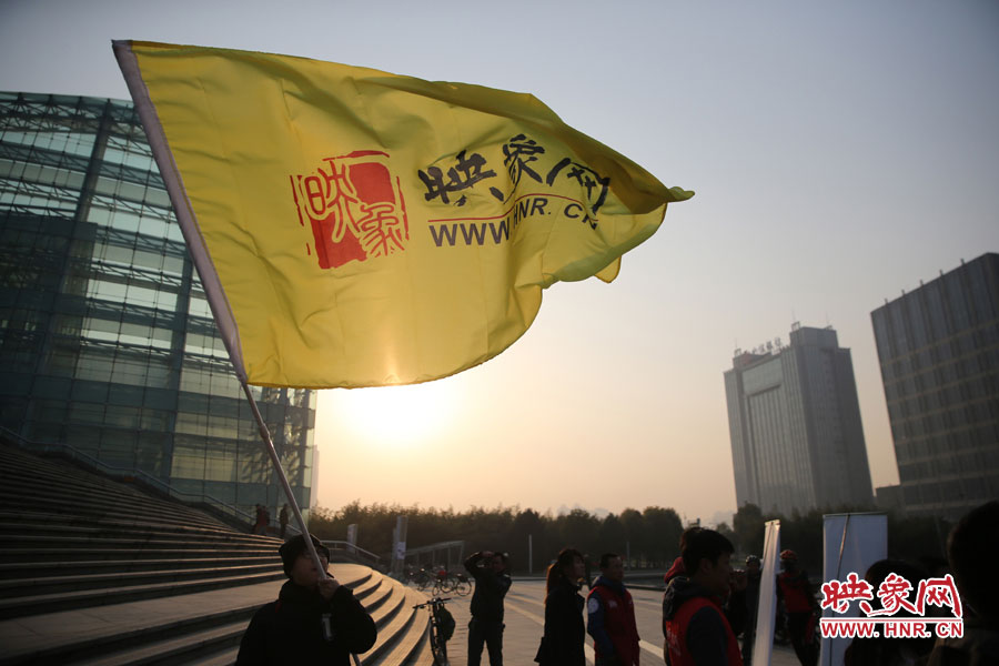 在映象網旗幟的召喚下，車友們匯聚在鄭東新區(qū)。