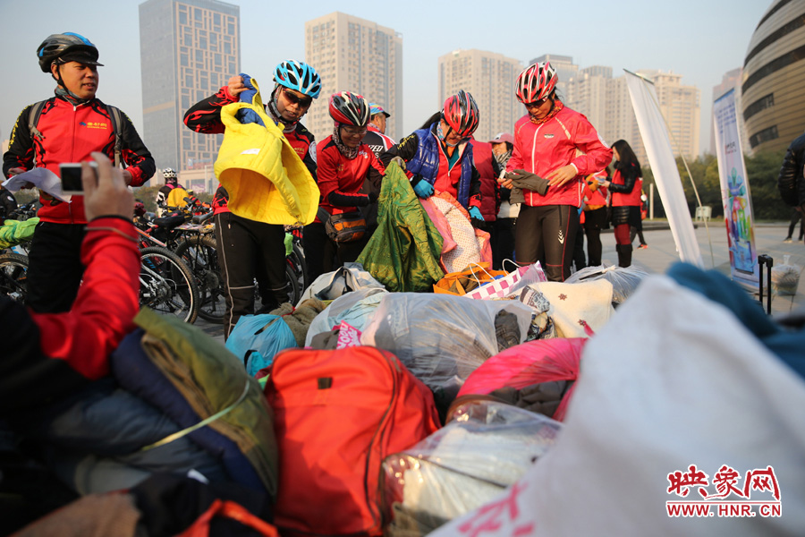 15捐贈之前，再試穿一下老式花棉襖