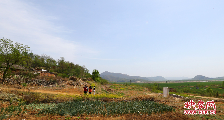 畫面左側(cè)的石井村是個只有十幾口人的小村，庫區(qū)移民搬遷時從遠處低洼處遷到此