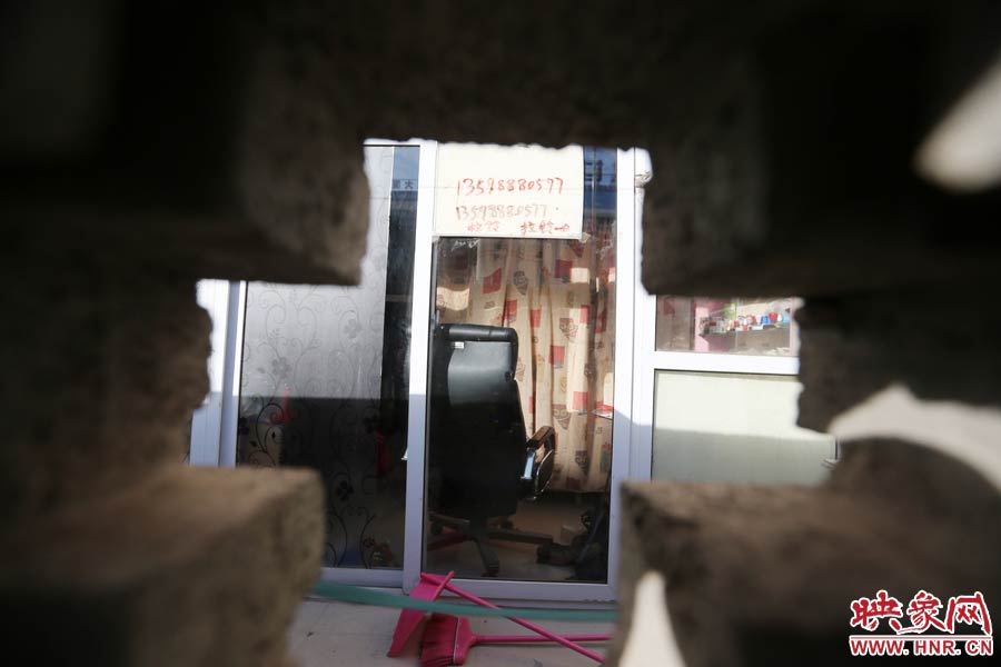 透過(guò)墻上的格子，可以看到里面的一切。