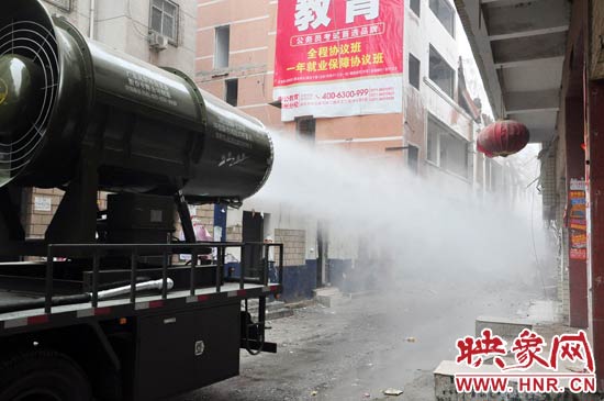 針對造成霧霾的主兇“建筑工地?fù)P塵”，“霧炮車”降塵除塵效果能到到80%。
