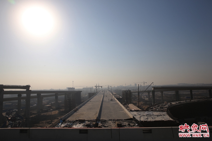 隴海高架從西四環(huán)上方通過。