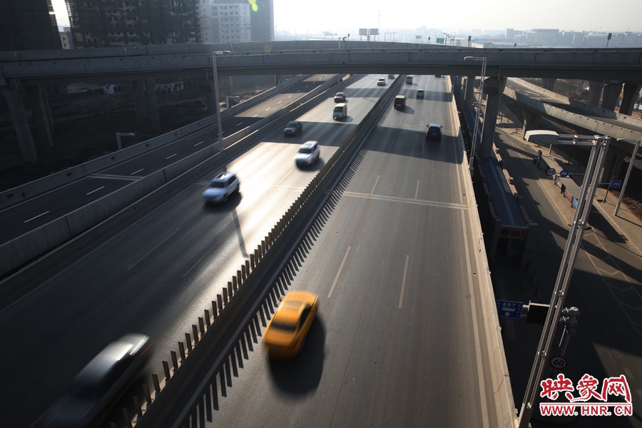 西三環(huán)從隴海高架下穿過。