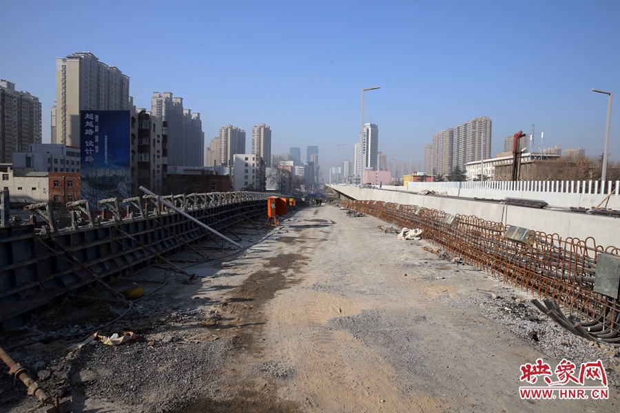 由西向東方向，嵩山南路出口以東，仍在緊張施工中。