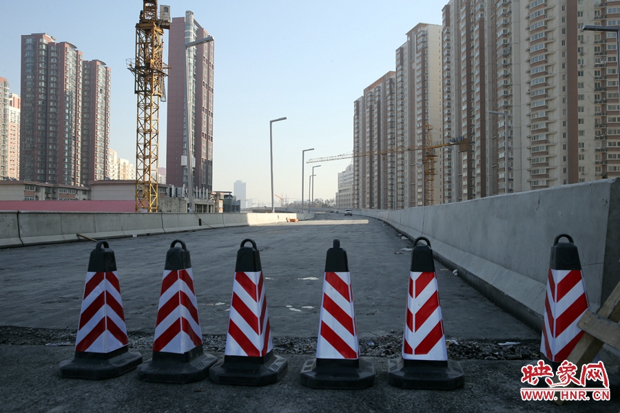 由西向東方向，嵩山南路出口以東，仍在緊張施工中。