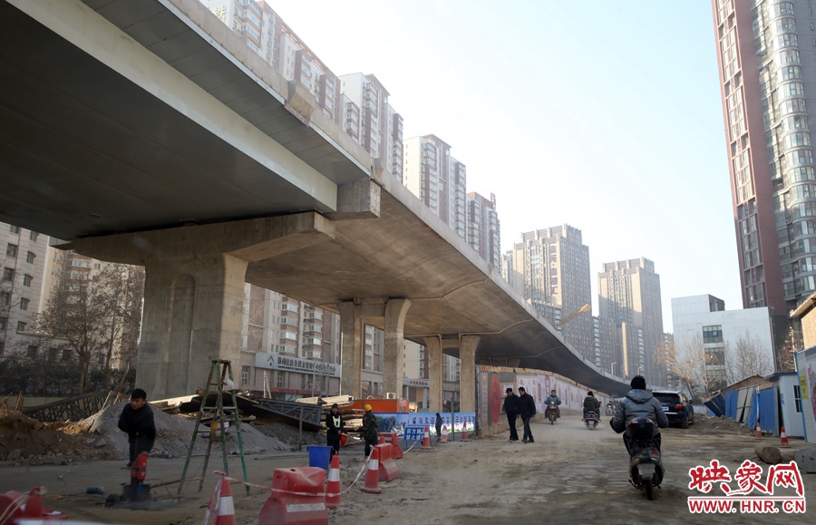 由西向東方向，嵩山南路出口以東，仍在緊張施工中。
