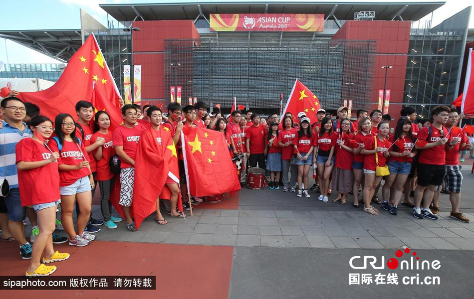 北京時間1月10日，中國隊迎來亞洲杯首場比賽，賽前中國球迷揮舞國旗進(jìn)場，為國足助威。