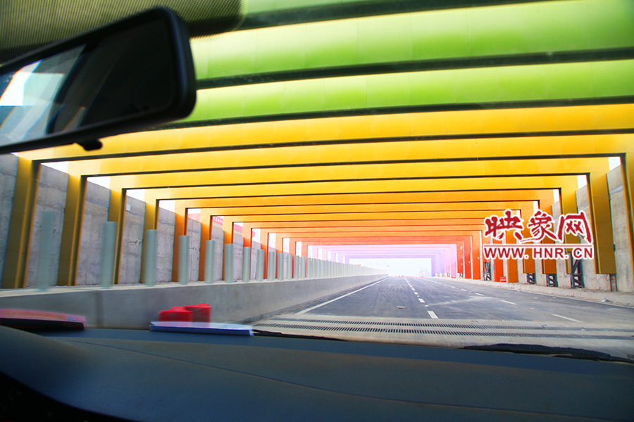 出隧道光線變化由暗到明。