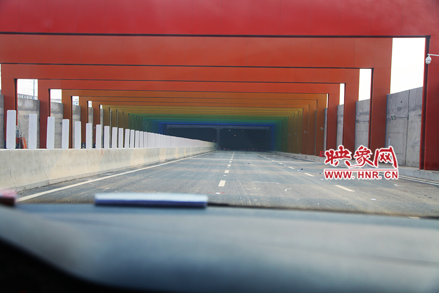 進隧道時，由明到暗。