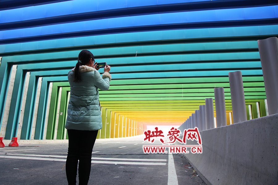 一女孩拿出手機拍照。