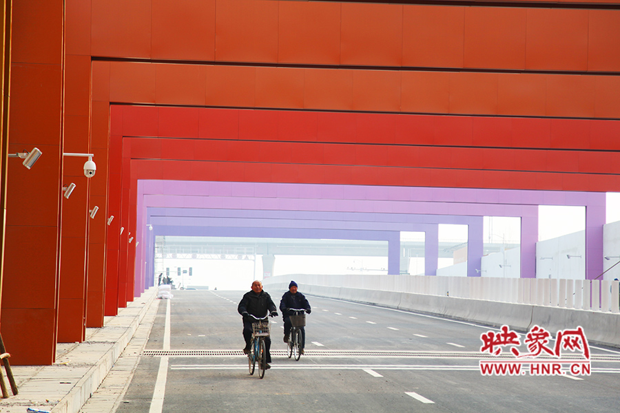 兩位老人騎自行車通過。