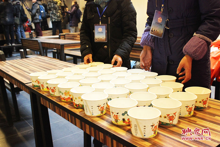 施粥人員準備了一次性飯盒，方便市民攜帶。