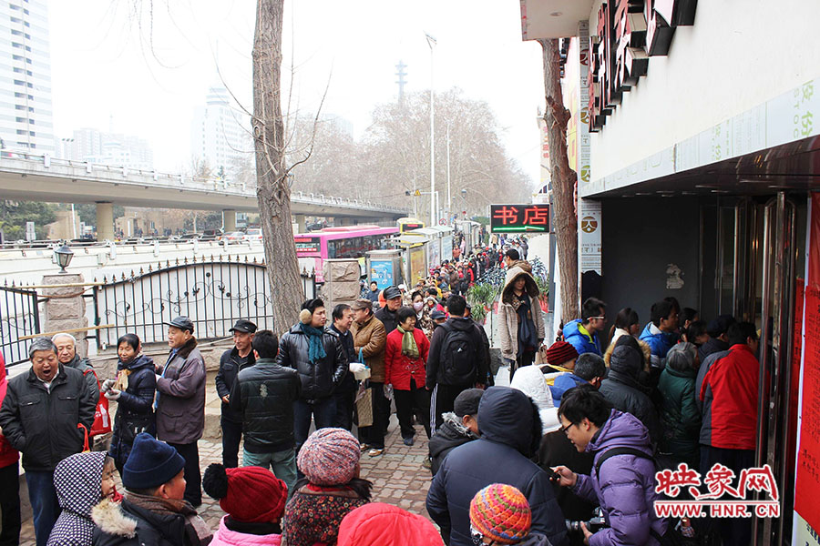 施粥現(xiàn)場排起近百米長隊。