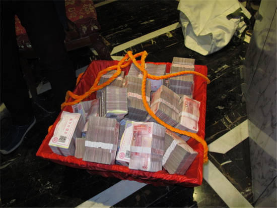 不少農(nóng)民工的工資是用籮筐挑走的。