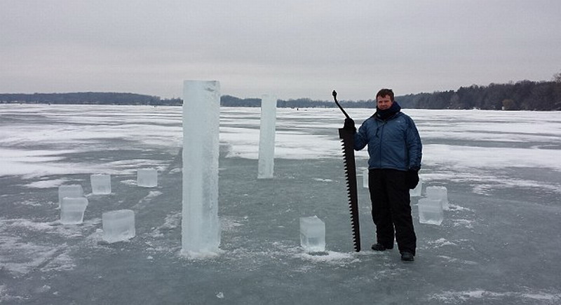 　這5名美國人使用鏈鋸和冰刀切割冰塊，用了2周時(shí)間才建成巨大的冰柱巨石陣。（網(wǎng)頁截圖）