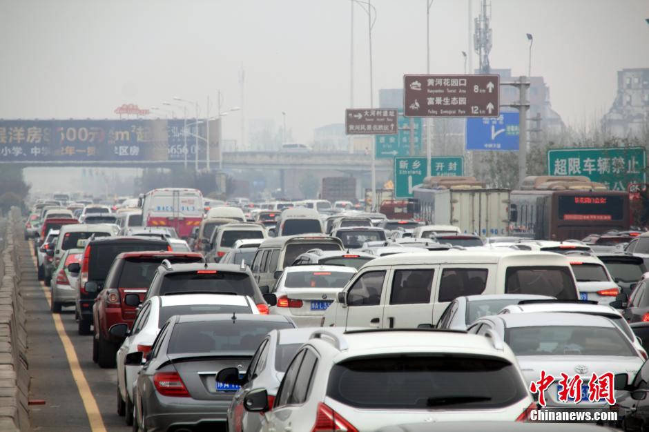 清明首日迎客流高峰 清明首日迎客流高峰