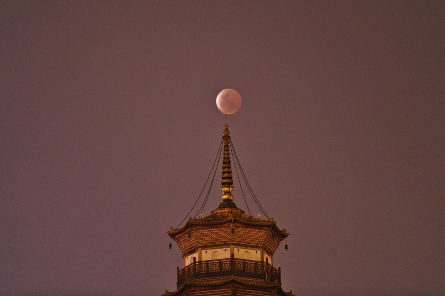 4月4日，廣東省廣州市，月全食與赤崗塔。（二次曝光）石榴/CFP