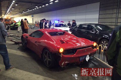 一輛蘭博基尼與一輛法拉利發(fā)生事故，現(xiàn)場(chǎng)狀況慘烈