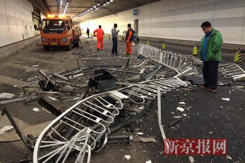 一輛蘭博基尼與一輛法拉利發(fā)生事故，現(xiàn)場(chǎng)狀況慘烈