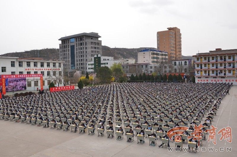 陜西宜川中學(xué)1700多考生操場考試 陜西宜川中學(xué)1700多考生操場考試