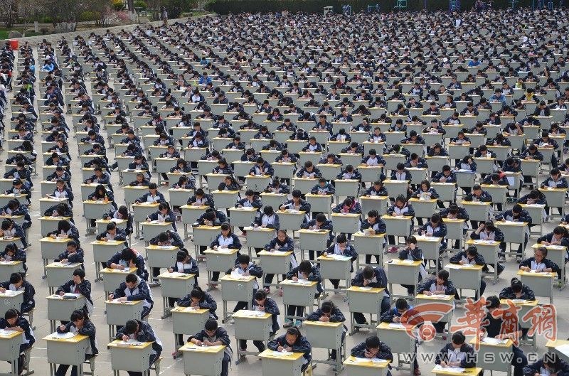 陜西宜川中學(xué)1700多考生操場考試 陜西宜川中學(xué)1700多考生操場考試