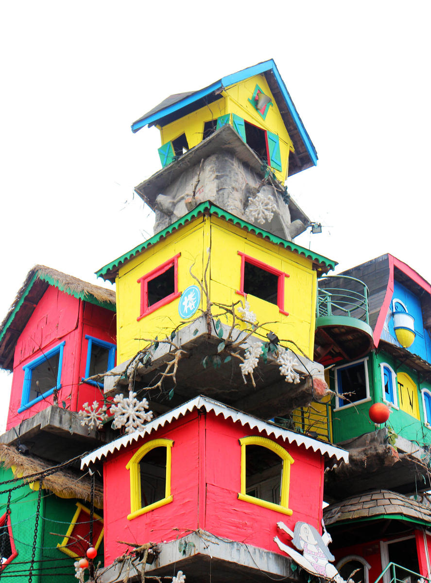 重慶現(xiàn)夢(mèng)幻“最牛樹屋” 由9間房屋組成