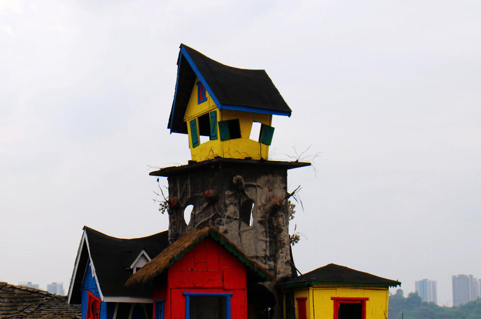 重慶現(xiàn)夢(mèng)幻“最牛樹屋” 由9間房屋組成