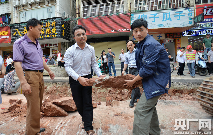 一旦發(fā)現(xiàn)恐龍蛋化石，及時上報，通知公安和文物部門進(jìn)行保護(hù)。