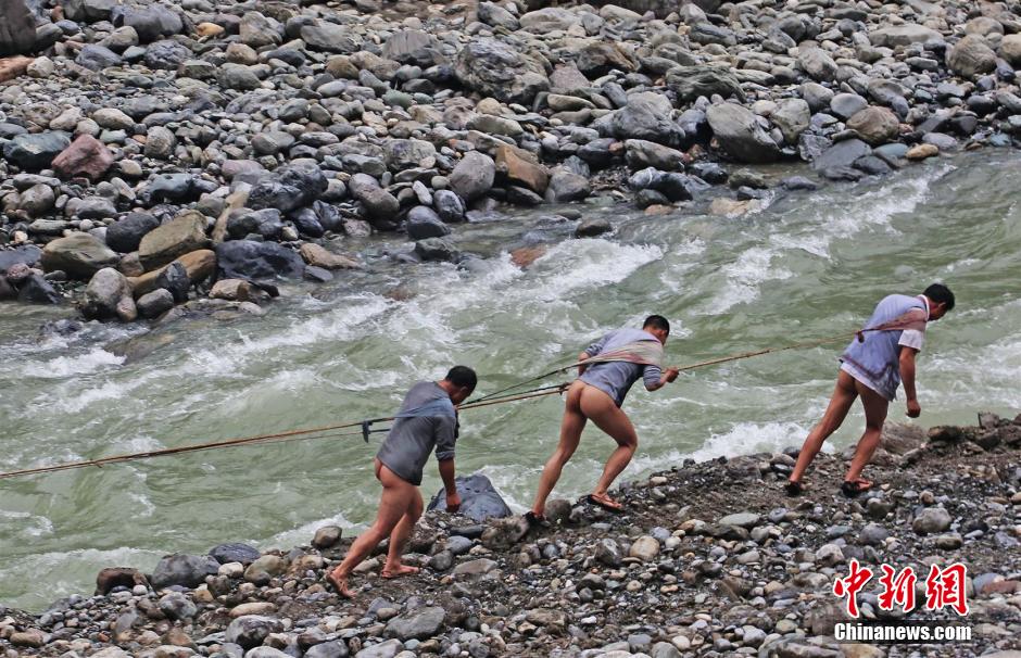 圖為原始古樸的纖夫拉纖。