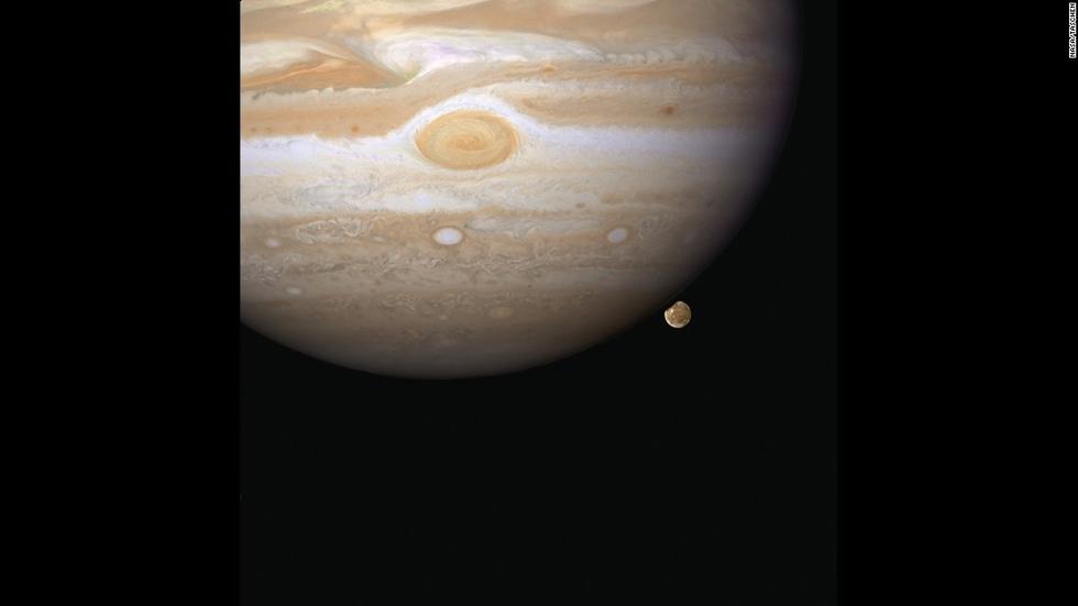 位于地球大氣層外的哈勃望遠(yuǎn)鏡能給人類來更清楚的太空圖像。